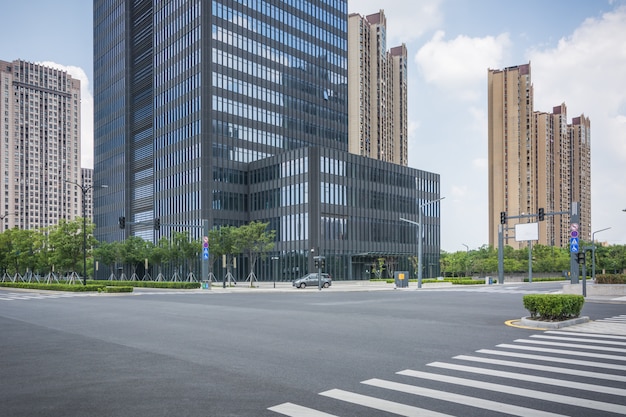 Plaza vacía frente a edificio comercial de la ciudad