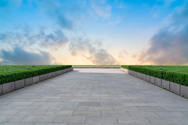 Plaza vacía de ladrillos y paisaje del cielo