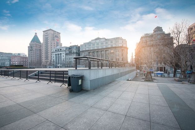 Plaza vacía y moderno edificio de oficinas.