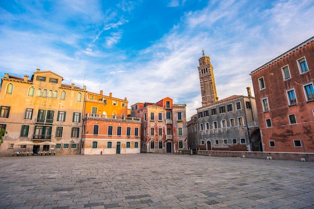 Plaza veneciana con casas medievales tradicionales al atardecer