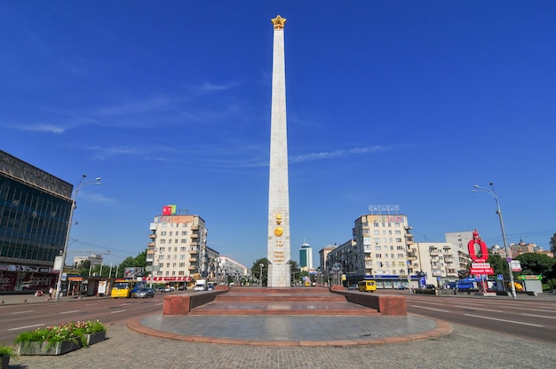 La Plaza de la Victoria de Peremohy en Kiev, la capital de Ucrania, es una gran plaza en la ciudad dedicada a la victoria en la Gran Guerra Patriótica.