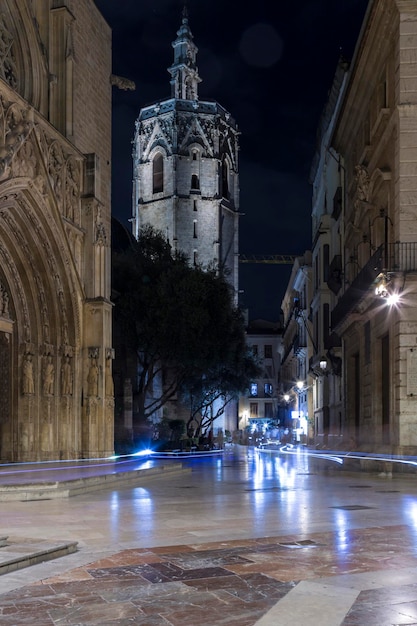 Plaza de la virgen con vista parcial de la catedral y el miguelete campanario de la catedral Valencia España