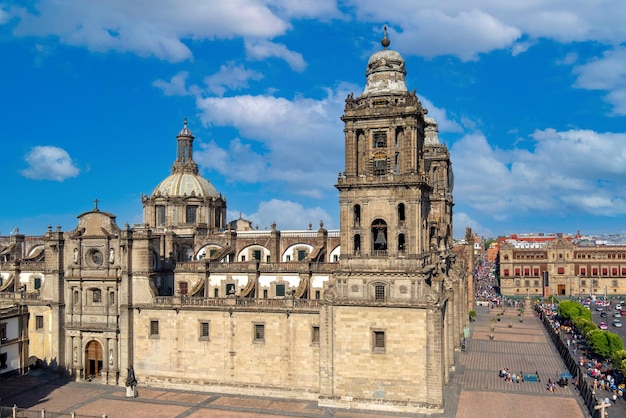 La plaza zócalo de la ciudad de méxico y la emblemática catedral  metropolitana de la asunción de la santísima virgen maría | Foto Premium
