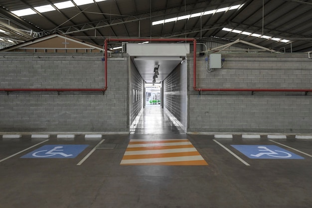 Plazas de aparcamiento para sillas de ruedas en un concepto de aparcamiento público cubierto de lugares accesibles