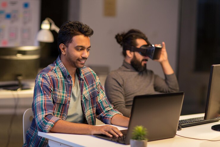 Foto plazo y concepto de tecnología hombre creativo con computadora portátil trabajando en la oficina