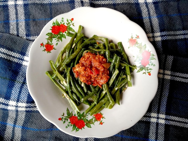 Plecing Kacang Panjang Khas Bali oder lange Bohnen mit Chilisauce Indonesisches kulinarisches Essen