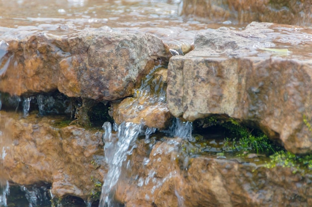 En plegó las rocas corriente de agua que fluye.