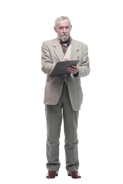 en pleno crecimiento. anciano hombre de negocios con un portapapeles. Aislado en un fondo blanco.