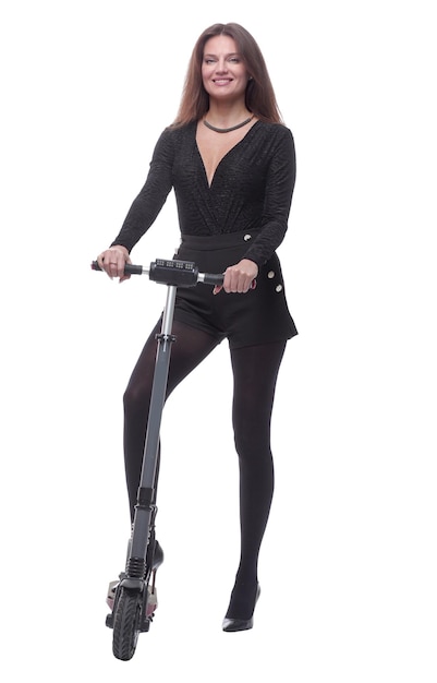 En pleno crecimiento elegante mujer joven con un scooter eléctrico