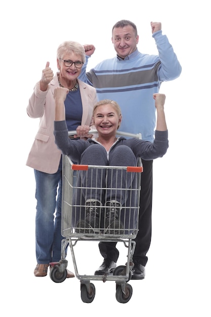 Foto en pleno crecimiento, un grupo de compradores alegres con un carrito de compras.