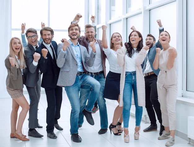 En pleno crecimiento un grupo de jóvenes empresarios felices