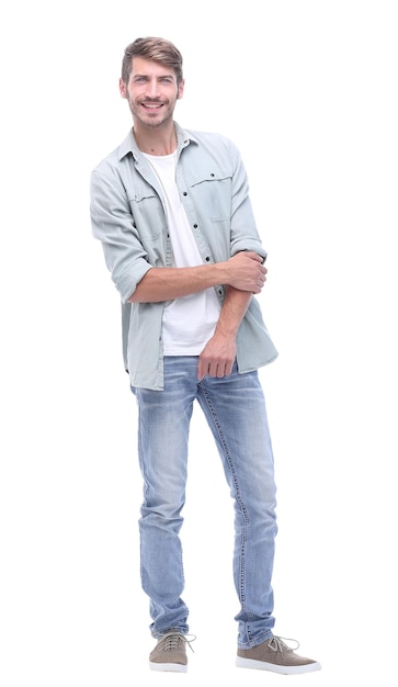 En pleno crecimiento guapo chico moderno en jeans aislado sobre fondo blanco.