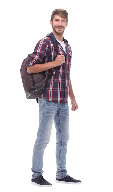 En pleno crecimiento guapo estudiante varón con una bolsa aislada sobre fondo blanco.