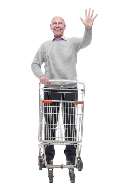 En pleno crecimiento. un hombre feliz con un carrito de compras. Aislado en un fondo blanco.