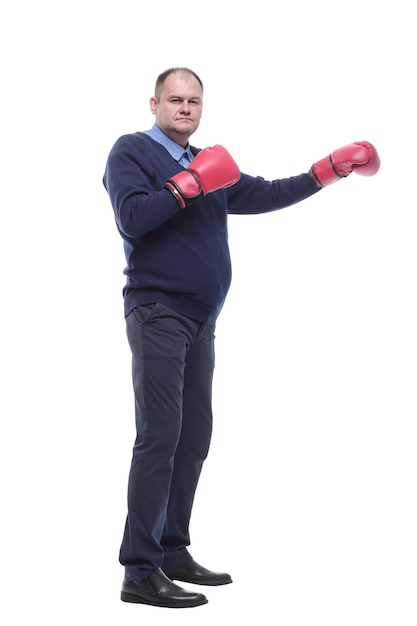 En pleno crecimiento Hombre maduro en guantes de boxeo