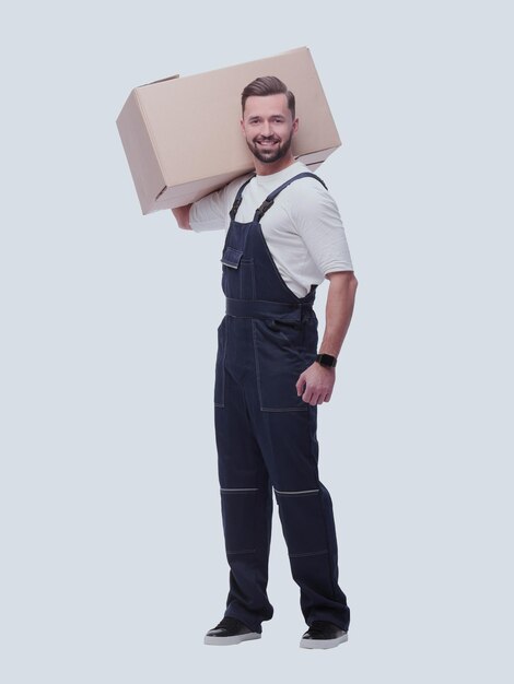 En pleno crecimiento, un hombre con un mono con una caja en el hombro.