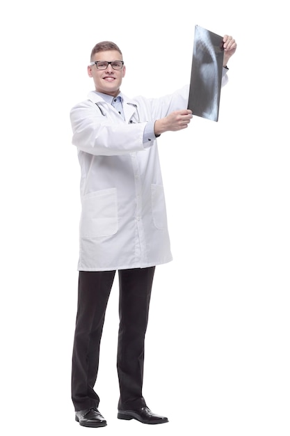 Foto en pleno crecimiento. joven médico con una radiografía. aislado en un fondo blanco.