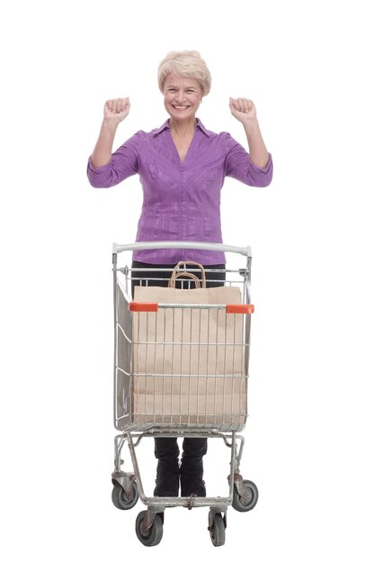 En pleno crecimiento. mujer madura casual con carrito de compras. Aislado en un fondo blanco.