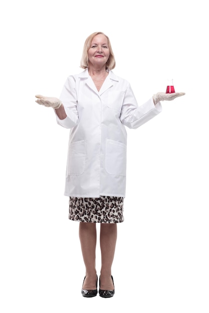 En pleno crecimiento mujer médica sonriente con un matraz de laboratorio