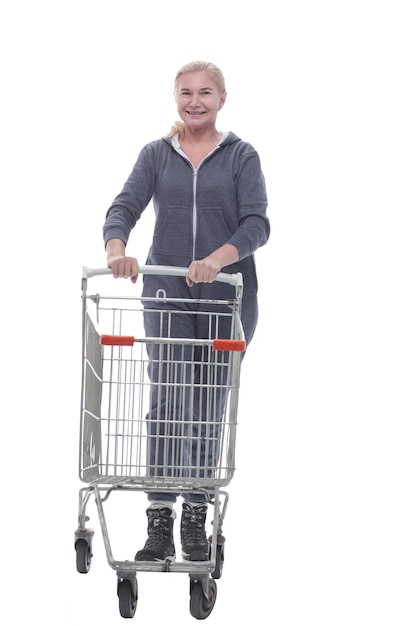 En pleno crecimiento mujer sonriente en ropa casual con carrito de compras