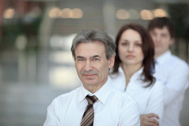 En pleno crecimiento, retrato de un equipo de negocios confiado en la oficina