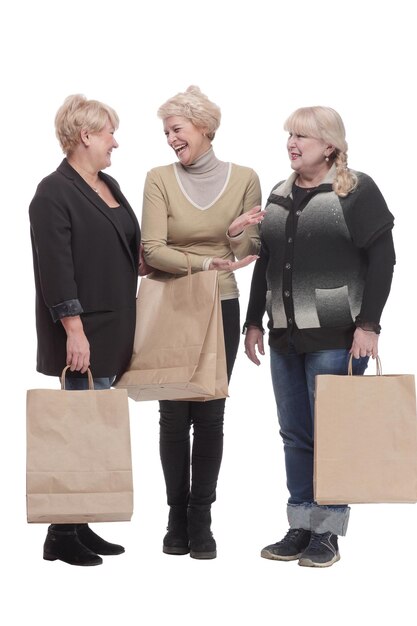 En pleno crecimiento. tres mujeres felices con bolsas de compras.