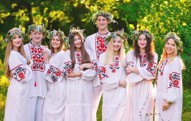 Pleno verano. Un grupo de jóvenes de apariencia eslava en la celebración del pleno verano.