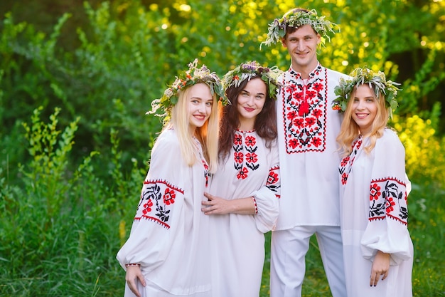Pleno verano. Un grupo de jóvenes de apariencia eslava en la celebración del solsticio de verano.