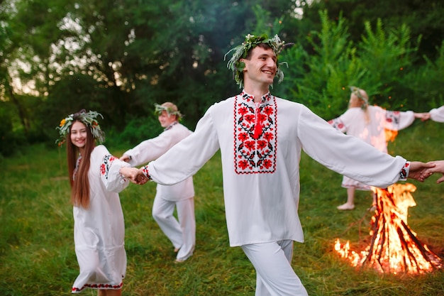 Pleno verano. Los jóvenes vestidos de eslavo giran en torno a un incendio en pleno verano. .