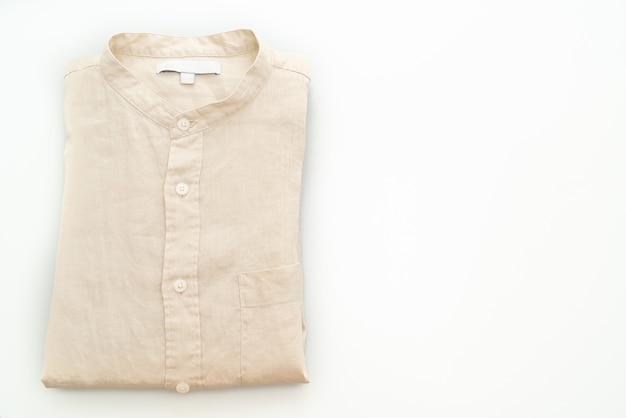 Pliegue de camisa beige aislado sobre fondo blanco.