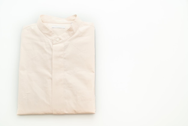 Pliegue de la camisa beige aislado sobre fondo blanco.