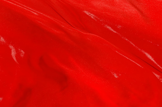Los pliegues de tela de seda roja ondeando al viento