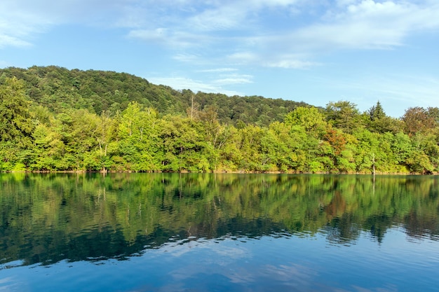 Plitvicer Seen in Kroatien schöne Sommerlandschaft mit türkisfarbenem Wasser