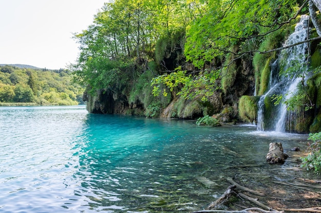 Plitvicer Seen in Kroatien schöne Sommerlandschaft mit Wasserfällen