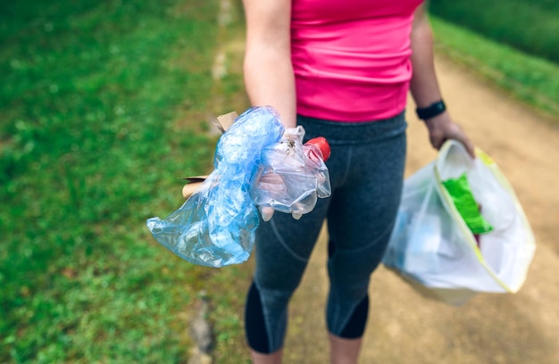 Plogging Chica mostrando basura