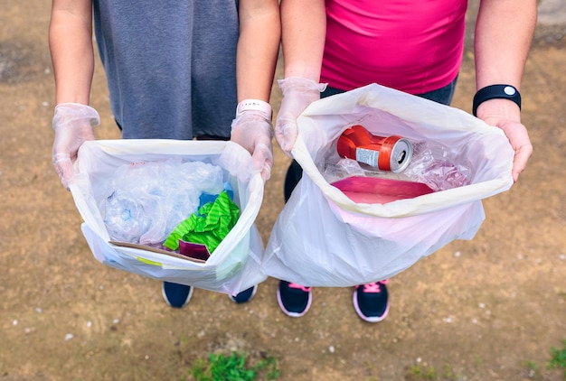 Plogging Chicas mostrando basura