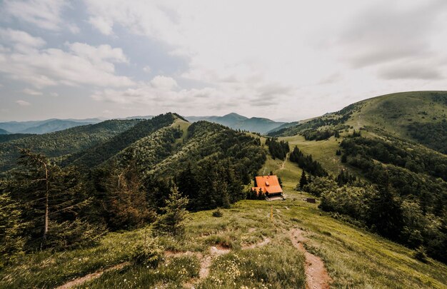 Ploska-Hügel mit Berghütte aus Borisov Große Fatra-Gebirge Slowakei Wandersommer Slowakei-Landschaft