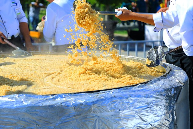 Plov en un caldero grande