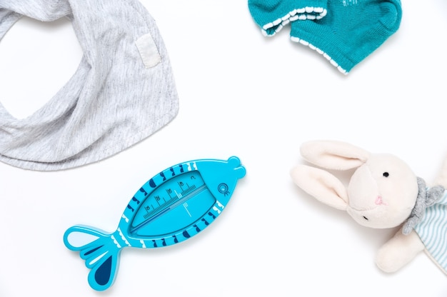 Plüschspielzeughandschuhe, Badethermometer und Sabberlätzchen für Baby