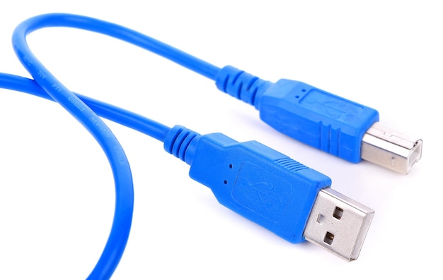 Plugue de cabo USB isolado no fundo branco