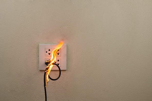 Plugue de fio elétrico em chamas