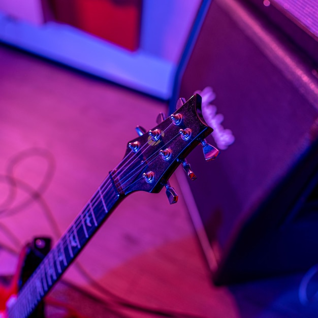 plugue de guitarra elétrica, close-up. estúdio de música.