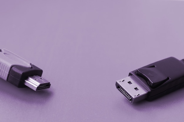 Plugue do cabo hdmi e conector da porta de exibição