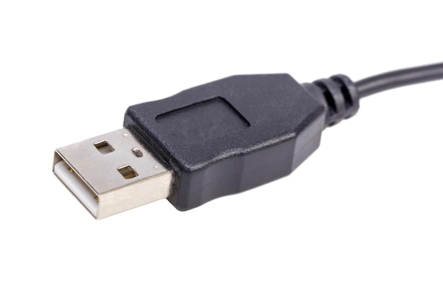 Plugue do cabo USB do computador em um fundo branco