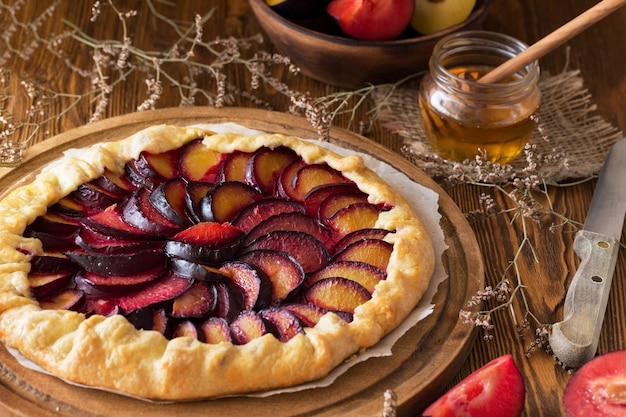 Plum Galette em madeira close-up Torta de ameixa saudável orgânica caseira ou galette francesa