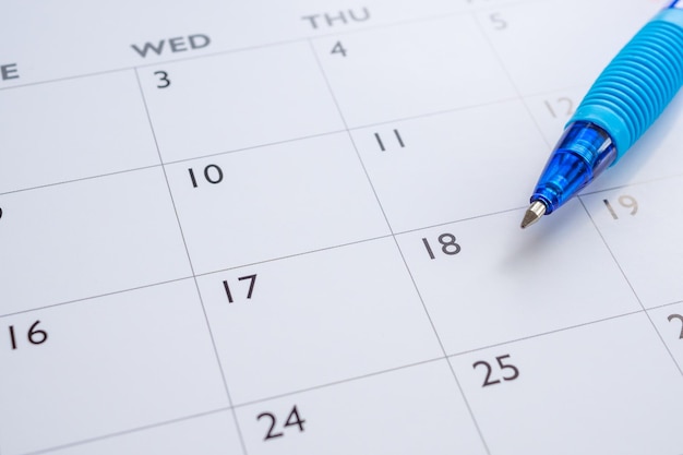 Pluma azul en el concepto de reunión de cita de planificación empresarial de fondo de página de calendario