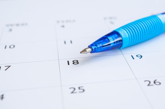 Pluma azul en el concepto de reunión de cita de planificación empresarial de fondo de página de calendario