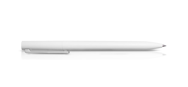 Pluma blanca aislada sobre un fondo blanco