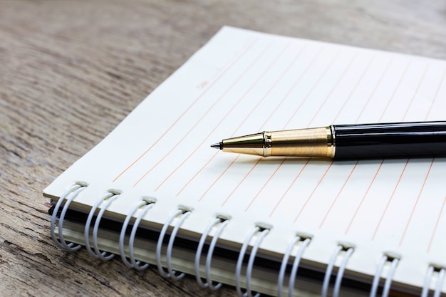 pluma en el cuaderno en blanco