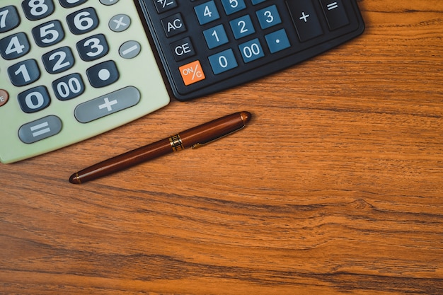 Pluma estilográfica o pluma de tinta con calculadora en madera